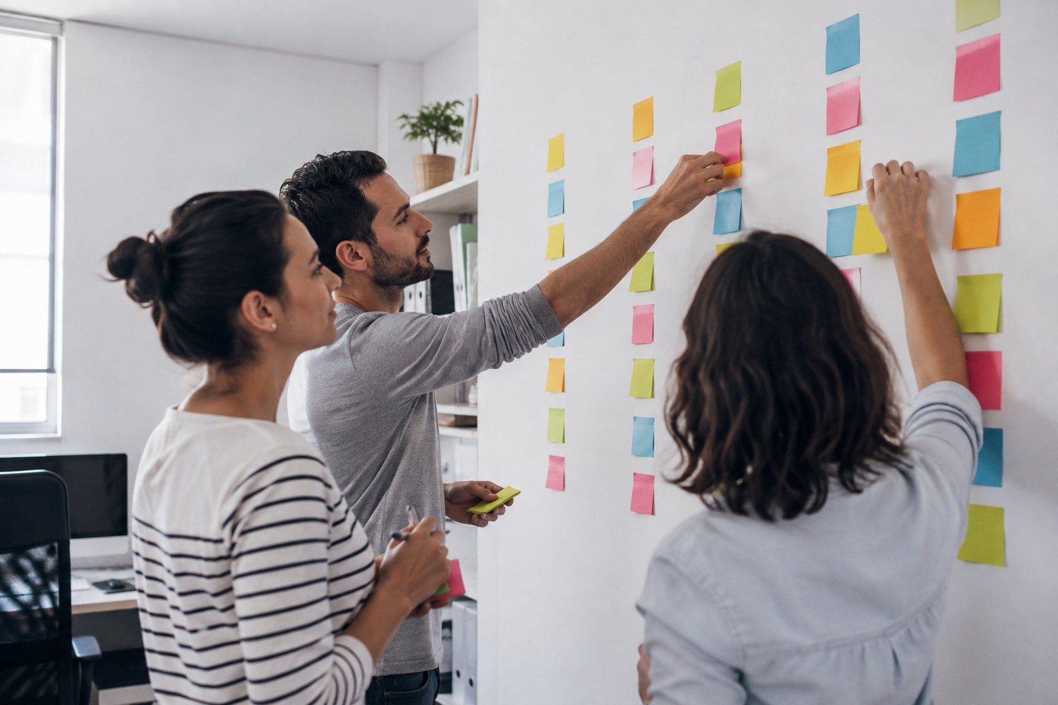 Equipo pequeño priorizando tareas con tarjetas de colores